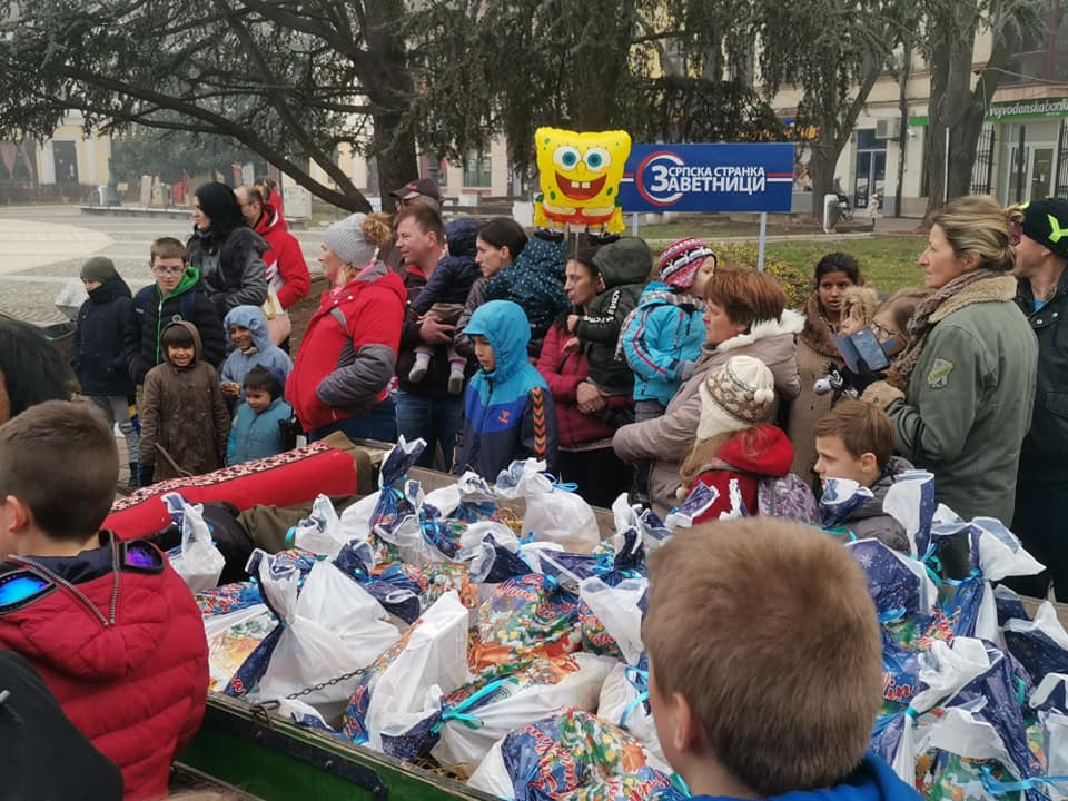 (ВИДЕО) ЗАВЕТНИЦИ У КРАЉЕВУ ДЕЛИЛИ ПАКЕТИЋЕ НАЈМЛАЂИМА!