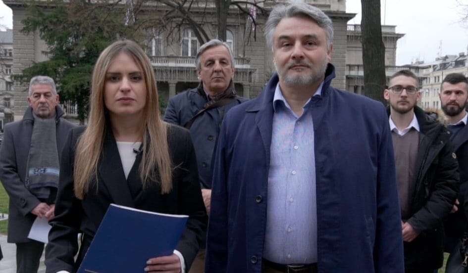 (ВИДЕО) ПОРУКА ВУЧИЋУ – НЕ УДАРАЈТЕ НА ПОРОДИЦУ!