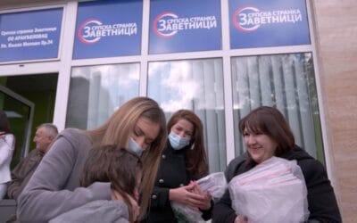 (ВИДЕО) МИЛИЦА ЂУРЂЕВИЋ ПОДЕЛИЛА БЕСПЛАТНЕ УЏБЕНИКЕ НАЈМЛАЂИМ ОСНОВЦИМА!