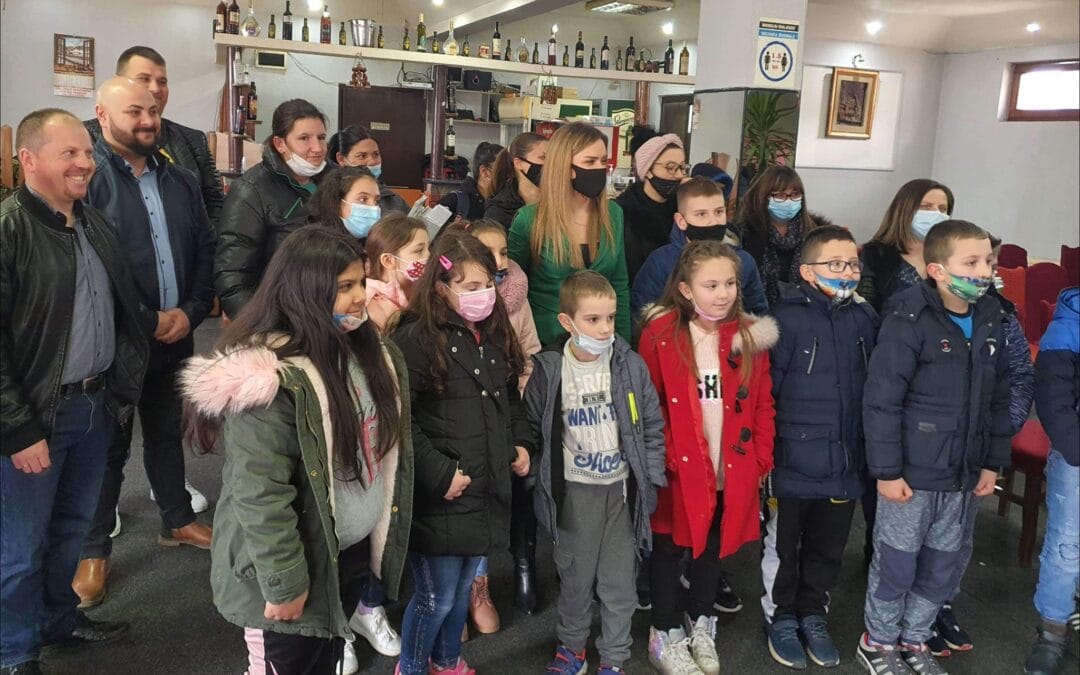 (ВИДЕО) ОДРЖАЛИ СМО РЕЧ – ПОДЕЛА БЕСПЛАТНИХ УЏБЕНИКА У ПРЕШЕВУ!