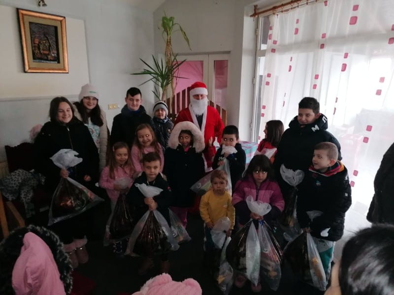 ЗАВЕТНИЦИ У ПРЕШЕВУ ОБРАДОВАЛИ НАЈМЛАЂЕ НОВОГОДИШЊИМ ПАКЕТИЋИМА!