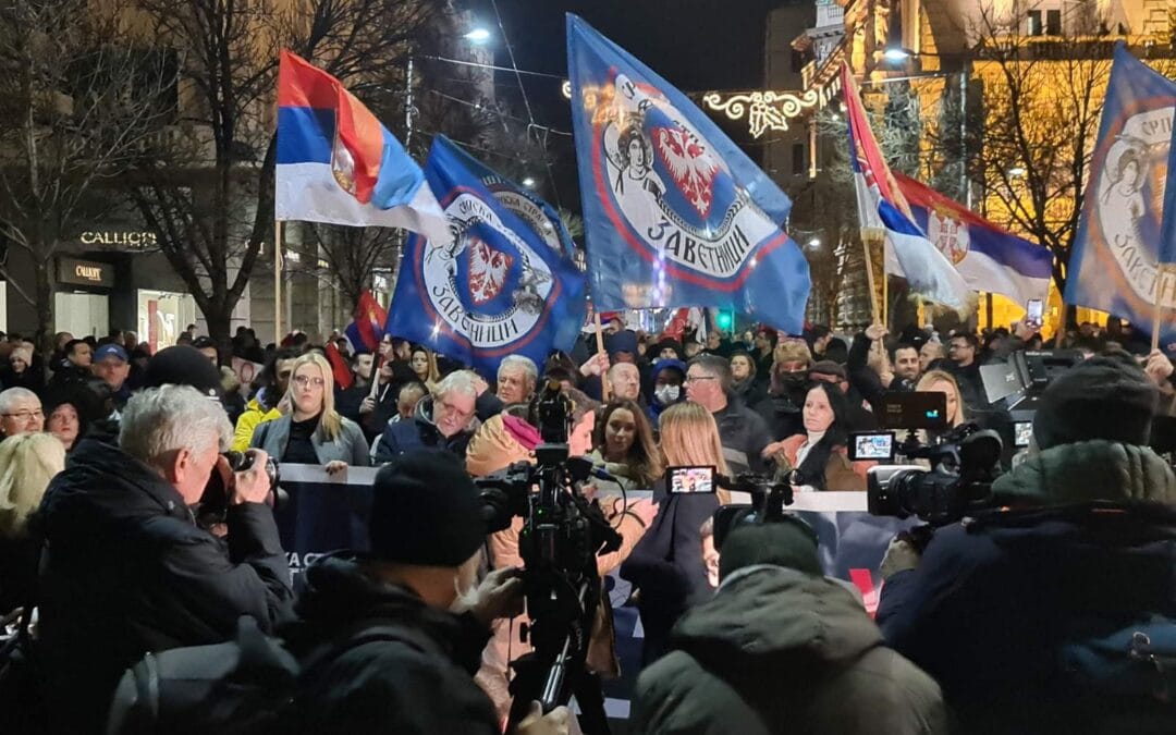 „НЕ ПРИЗНАЈЕМО РЕЗУЛТАТЕ РЕФЕРЕНДУМА!“ – порука властима са протеста испред РИК!