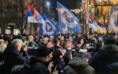 „НЕ ПРИЗНАЈЕМО РЕЗУЛТАТЕ РЕФЕРЕНДУМА!“ – порука властима са протеста испред РИК!