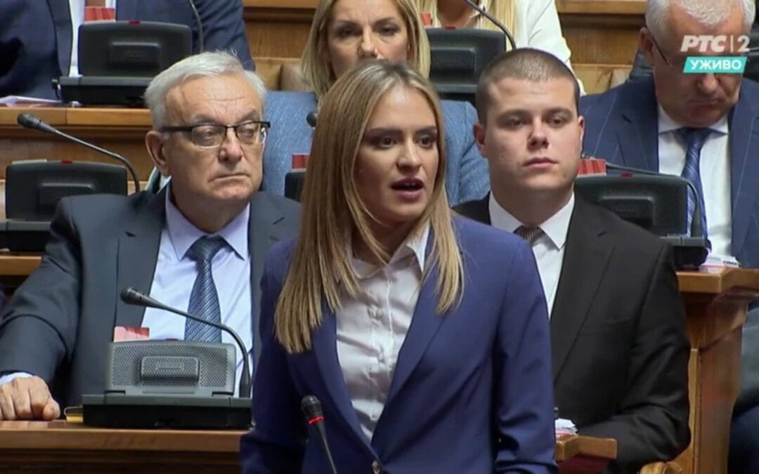 (ВИДЕО) ПРВО ОБРАЋАЊЕ У НАРОДНОЈ СКУПШТИНИ – „Коме је до ријалитија нека иде у Задругу 6!“