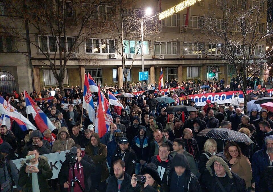 НИКО НЕМА МАНДАТ ДА ПРЕДА КиМ – Заветници на скупу подршке Србима на Косову!