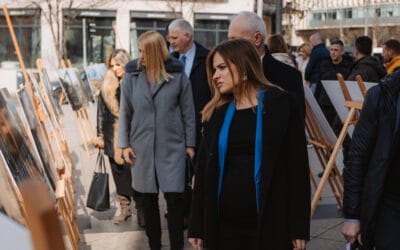 „УКРАЈИНА ПРИМЕР ДА ЈЕ ПОГУБНО БИТИ САВЕЗНИК НАТО-а“: Милица Ђурђевић на изложби о страдању руског народа у Донбасу!