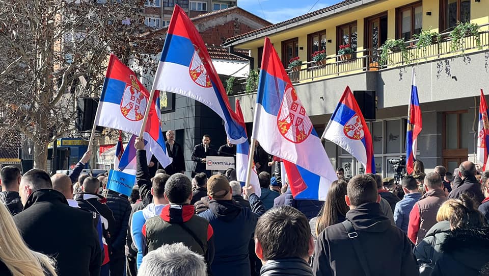ОВДЕ СЕ БРАНИ СРБИЈА! НЕ КАПИТУЛАЦИЈИ! – велики скуп државотворне опозиције у Лесковцу!