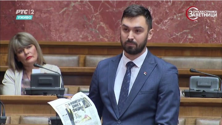 (ВИДЕО) Наше борце избацујете на улицу, а сецесионисте пуштате на слободу – Страхиња Ерац