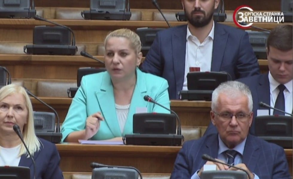 УСТАВ СТЕ БАЦИЛИ ПОД НОГЕ, А СРБЕ ПРЕПУСТИЛИ КУРТИЈУ – Драгана Миљанић