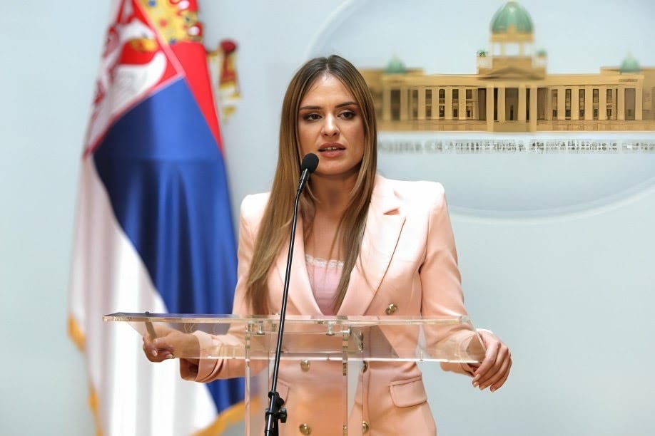 ПОСЕТА КРИСТОФЕРА ХИЛА ВОЈНИМ КАСАРНАМА ОПАСАН ПРЕСЕДАН И ПОНИЖЕЊЕ ЗА ВОЈСКУ СРБИЈЕ!