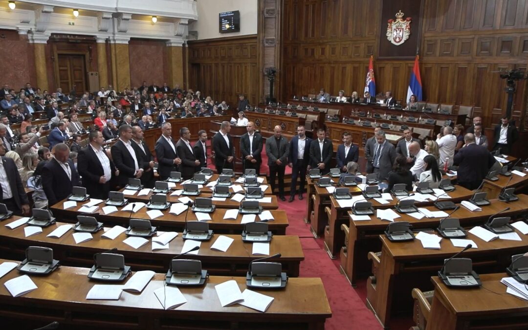 Власт користи неред у Скупштини како би усвојила спорне законе!