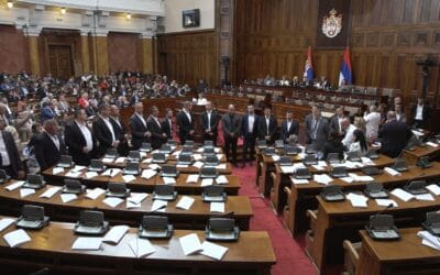 Власт користи неред у Скупштини како би усвојила спорне законе!