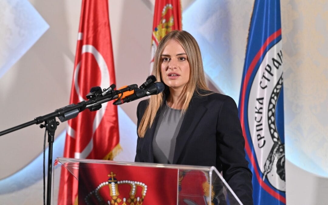 МИЛИЦА ЂУРЂЕВИЋ ПОРУЧИЛА ВУЧИЋУ ДА ВЕЛИКУ ПЕТОРКУ ОДВЕДЕ У ШУМАРИЦЕ ДА СЕ ПОКЛОНЕ СТРАДАЛИМ ЂАЦИМА