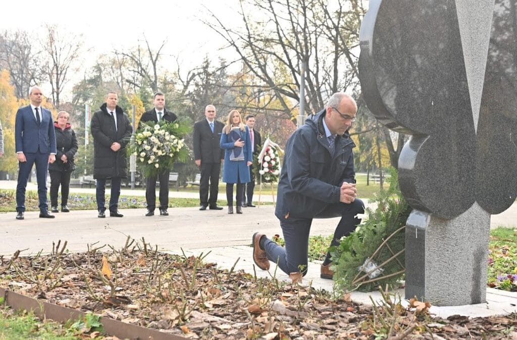 НОВИ ВИЛИ БРАНТ – ПОСЛАНИК БУНДЕСТАГА ПАО НА КОЛЕНА ПРЕД СПОМЕНИКОМ МИЛИЦИ РАКИЋ