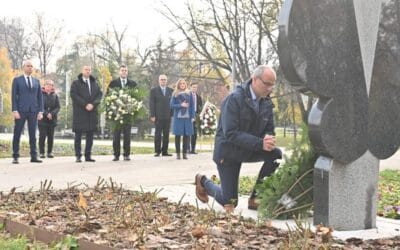 НОВИ ВИЛИ БРАНТ – ПОСЛАНИК БУНДЕСТАГА ПАО НА КОЛЕНА ПРЕД СПОМЕНИКОМ МИЛИЦИ РАКИЋ