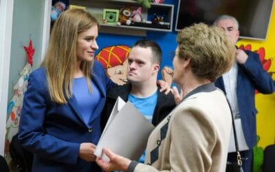 МИНИСТАРКА МИЛИЦА ЂУРЂЕВИЋ ДОДЕЛИЛА ВАУЧЕРЕ ОБОЛЕЛИМА ОД РЕТКИХ БОЛЕСТИ 