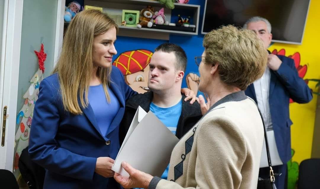 МИНИСТАРКА МИЛИЦА ЂУРЂЕВИЋ ДОДЕЛИЛА ВАУЧЕРЕ ОБОЛЕЛИМА ОД РЕТКИХ БОЛЕСТИ 