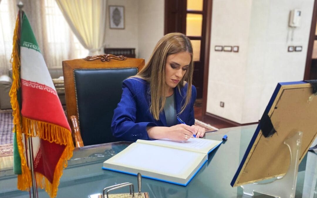 МИЛИЦА ЂУРЂЕВИЋ СЕ УПИСАЛА У КЊИГУ ЖАЛОСТИ ПОВОДОМ СМРТИ ПРЕДСЕДНИКА ИРАНА