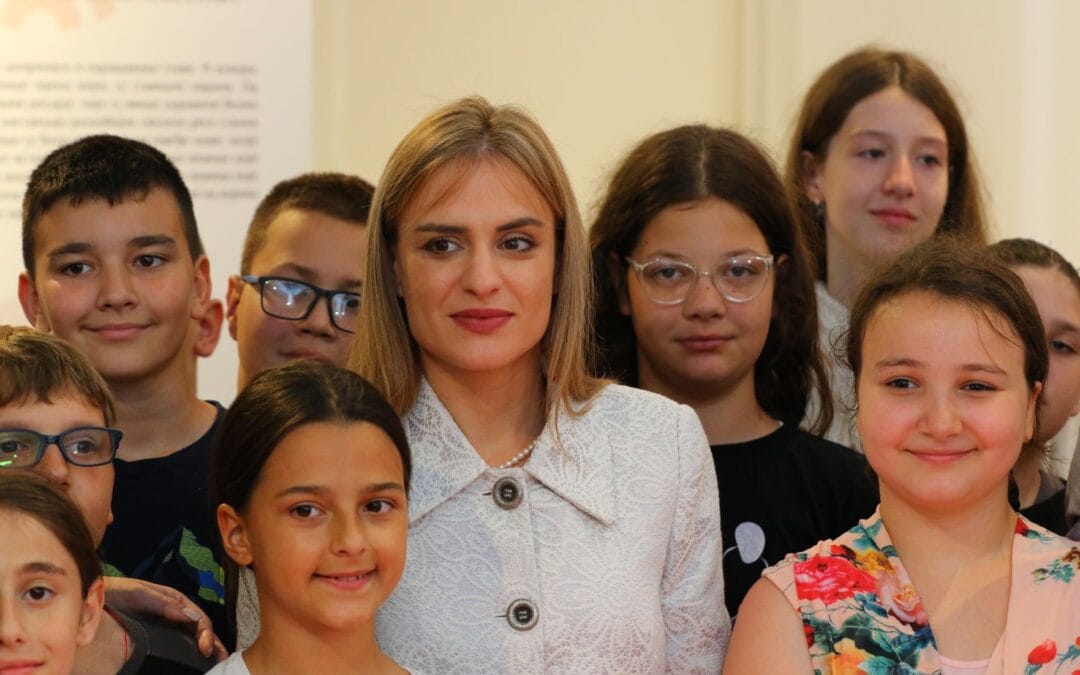 МИЛИЦА ЂУРЂЕВИЋ СА ОСНОВЦИМА ИЗ ДОБОЈА ПОСЕТИЛА ЕТНОГРАФСКИ МУЗЕЈ 