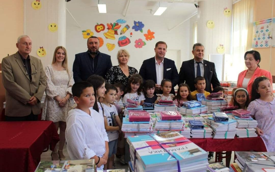 Бесплатни уџбеници за основце у Малом Црнићу и Великом Градишту – Никола Вукелић