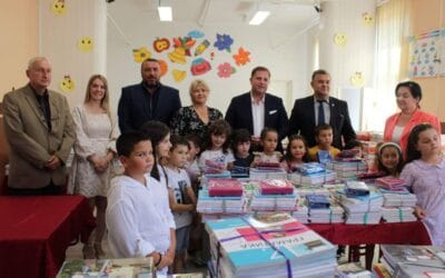 Бесплатни уџбеници за основце у Малом Црнићу и Великом Градишту – Никола Вукелић