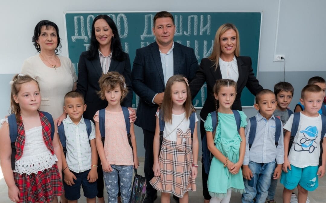 Додела бесплатних уџбеника и отварање реконструисане школе у Салашу Црнобарском – Милица Ђурђевић