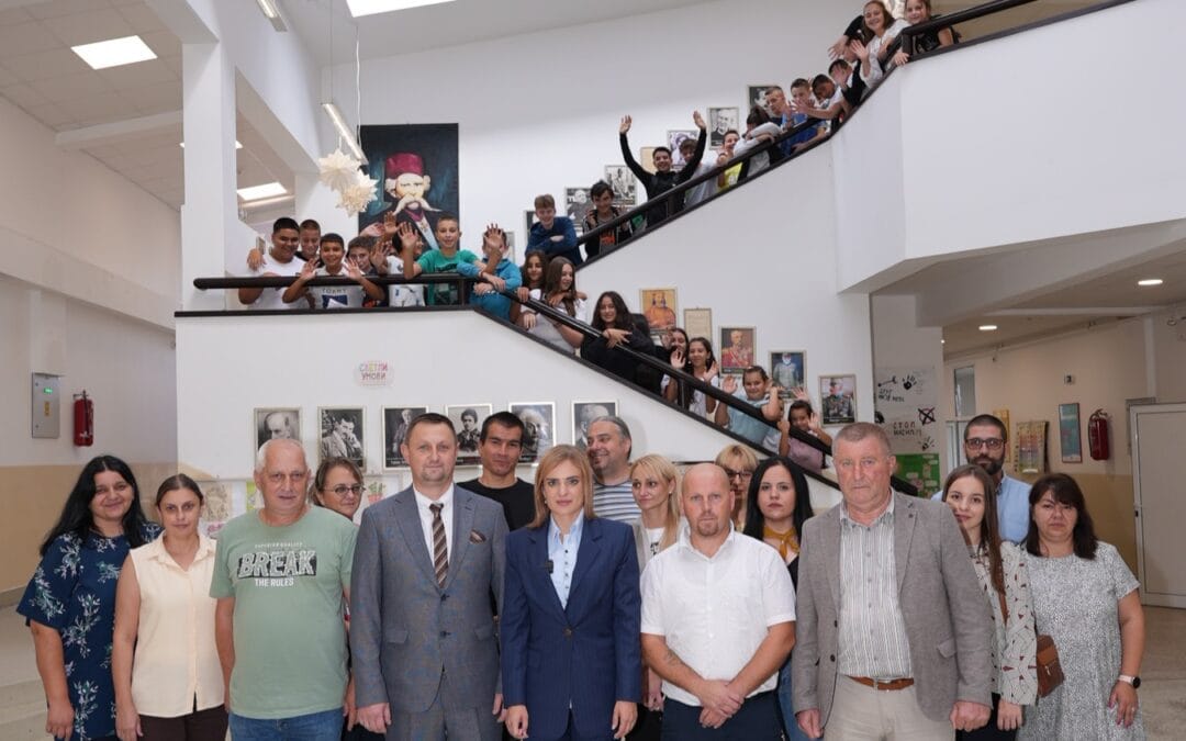 Ђурђевић Стаменковски обрадовала ђаке у Прешеву спортском опремом