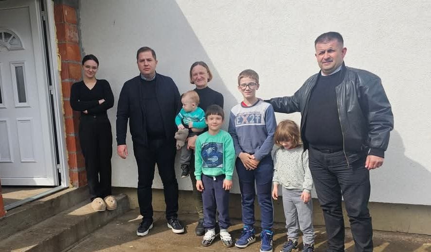 Вукелић посетио вишедетну крајишку породицу у Бачком Соколцу